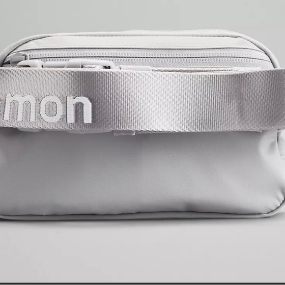 LULULEMON Everywhere Belt Bag SILD/WHT ONE SIZE Silver Drop/White O/S NWT - Picture 4 of 6